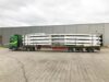 Zusammengefaltete Module der Fertighalle auf einem LKW bereit zum Abtransport